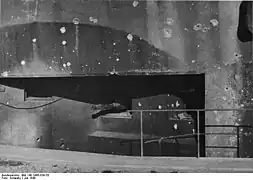Créneaux d'une casemate CORF, avec dans celui de gauche une pièce de 47&nbsp;mm en position.