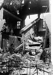 Destruction d'une des écoles chrétiennes de Douai, 2 octobre 1917 (huit morts), photo de propagande accusant les Alliés d'être responsables de ces morts.