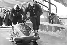 Photo de Wolfgang Hoppe et Bogdan Musiol, qui poussent leur bob au départ d'une course