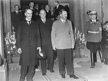 Chamberlain (à gauche) et Hitler, 1938.