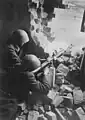 6. Début avril 1945, deux  hommes du Volkssturm équipés de casques tchèques durant les combats en Silésie.