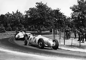 Photo de Rosemeyer devancé par la Mercedes de Rudolf Caracciola pendant une course en 1936.