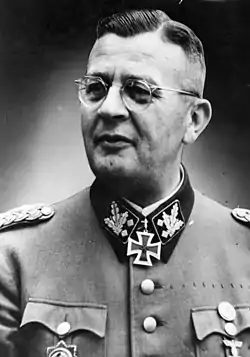 Portrait photo noir et blanc en studio d'un homme à lunettes en uniforme allemand.