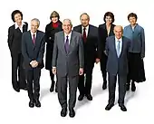 Photographie de huit personnes, quatre hommes et quatre femmes.