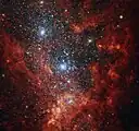 Deux superamas. Une autre image du télescope spatial Hubble montrant les deux super amas d'étoiles. Chacun des deux amas contient plus d'un million d'étoiles.
