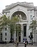 Bush House, Aldwych, (deux statues).