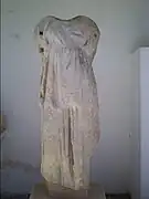 Statue (fragmentaire) d'Artémis IIIe&nbsp;– IIe&nbsp;siècles av. J.-C. (A780) découverte près du village de Kóstos. Marbre de Paros