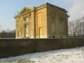 Façade principale de trois-quarts droit.