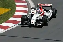 Photo vu de haut d'une monoplace blanche en piste