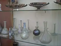Vases attiques, à figures noires et objets de verre romains. Vitrine no&nbsp; 8.