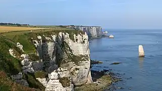 La porte d'Amont s'aligne sur le Roc Vaudieu (ancien refuge des guillemots) et sur l'aiguille de Belval, haute de 40 mètres (terme d'aiguille impropre car sa forme évoque un pinacle).