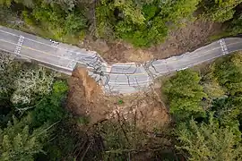 La California State Route 84&nbsp;(en) effondrée lors des « 2022–2023 California floods&nbsp;(en) ». Avril 2023.