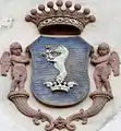 Armes du comte Révay sur le fronton de l'église de la Sainte Trinité de Mošovce