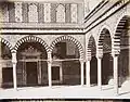 Vue de la cour qui précède la chambre funéraire en 1880.