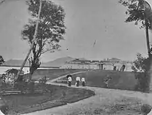 Dames européennes habillées en sarong et se promenant devant le fort Marlborough (début du XXe&nbsp;siècle)