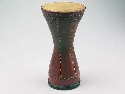 Darbouka en terre cuite et cuir décorée de pigments colorés originaire du Maroc (Tropenmuseum, Amsterdam, Hollande)