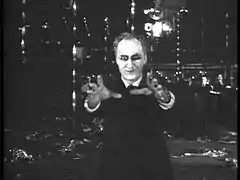 L'homme étrange devant une salle de bal non moins étrange !