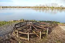 Cabestan (sans bras) servant à la pêche fluviale dans l'Adour (Urt, France).