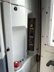 Côté droit de la cabine avec notamment un second bouton d'arrêt d'urgence.