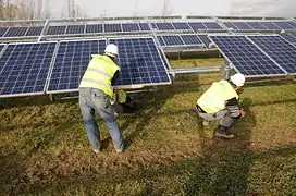 Mise en place des panneaux photovoltaïques sur les tables à Cagnac.