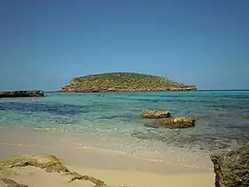 Vue de l'île depuis la plage de :Cala Comte (en), le 17 mai 2011.