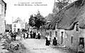 Calan : la rue principale bordée de chaumières au début du XXe siècle(carte postale).
