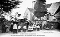 Calan ː la procession un jour de confirmation à la sortie de l'église au début du XXe&nbsp;siècle (carte postale).