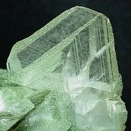 Calcite et chlorite.Taille : 6&nbsp;×&nbsp;5&nbsp;×&nbsp;3,5&nbsp;cm.Lobbentorl, Venediger, Autriche.