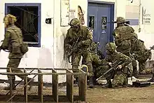 Fantasins réservistes du Calgary Highlanders à l'entraînement en milieu urbain en 2004.