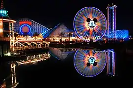 L'attraction avec son éclairage nocturne.