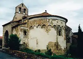 L'église et son chevet très abîmé.