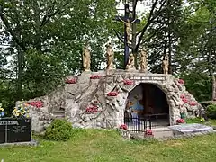 Calvaire érigé par le curé Maxime Masson en haut de la falaise du cimetière de Sainte-Thècle.