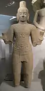 Lokesvara « irradiant ». Preah Thkol. Style du Bayon. Fin XIIe - déb. XIIIe s. Grès. H. 125 cm. Musée Guimet
