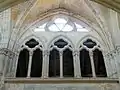 Faux triforium et baie haute.