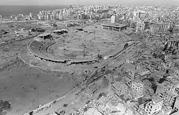 vue du stade après les bombardements de 1982