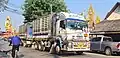 Camion aux bonhommes Michelin et statue géante de Bouddha