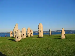 Les Menhirs pour la Paix du sculpteur galicien Manolo Paz, sur le Campo da Rata.