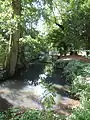 Canal dans le parc de la mairie-château de Fontaine-la-Guyon (2015).