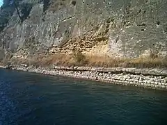 Vestige de l'ancien chemin de halage (Diolkos), qui servait à tirer à bras d'hommes les bateaux dépourvus de moteur. Il existe un chemin de chaque côté.