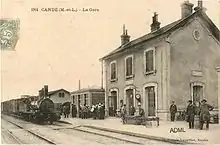 Arrivée d'un train en gare de Candé au début du XXe&nbsp;siècle.