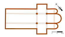 Plan schématique en couleurs d'une église avec deux absidioles encadrant l'abside principale.