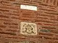 Bas-relief au-dessus de la porte d'entrée de l'église Saint-Jacques (Canet-en-Roussillon)