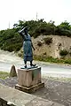 Monument dédié "à la mère de l'émigrant", sur la route conduisant au village.