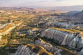 La Cappadoce, près de Göreme. Au loin, la ville d'Avanos.
