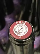 Capsule-congé rouge mentionnée «&nbsp;71 N 702&nbsp;».