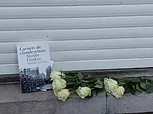 Lire de Moshe Flinker, avec des fleurs, sur un bord de fenêtre