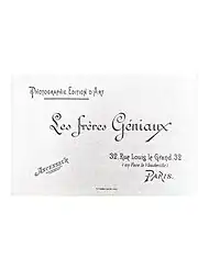 Carte rectangulaire blanc crème avec la mention "Les frères Géniaux" au centre, "Photographie edition d'art" en haut à gauche, et l'adresse en bas à droite "32 Rue Louis le Grand, Paris"