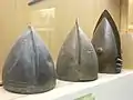 « Casque à crête » d'Auxonne (centre de la photographie / contemporain de la Culture-R.S.F.O.: approx. -1150 à -950 / conservé au Musée d'archéologie nationale)