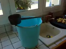 Cassotte sur un seau.