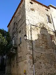 Vestiges du palais des comtes de Vintimille, Turris, face à l'église